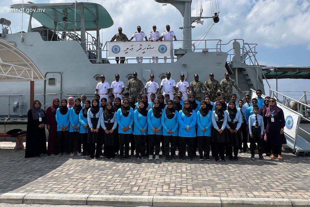 ޣާޒީ ބަންޑާރައިން ސްކޫލުގެ ދަރިވަރުން، އެމްއެންޑީއެފް ކޯސްޑްގާޑު ޝިޕް ޝަހީދު ޢަލީއަށް ޒިޔާރަތްކޮށްފި