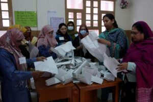 ޕާކިސްތާނުގެ އިންތިޚާބުން ކުރި ހޯދަމުންދަނީ، މިނިވަންކޮށް ވާދަކުރި، އިމްރާންއަށް ތާއީދުކުރާ ކެނޑިޑޭޓުން