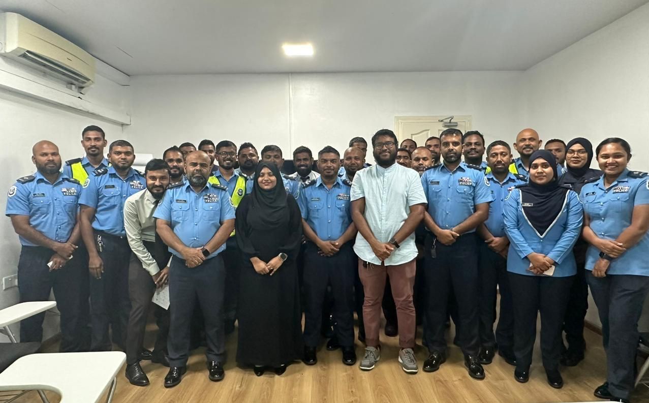 އިޝާރާތުގެ ބަހުން ވާހަކަދައްކަން ދަސްކޮށްދިނުމުގެ ޕްރޮގްރާމެއް މާފަންނު ޕޮލިސް ސްޓޭޝަނުގެ މުވައްޒަފުންނަށް ހިންގައިފި