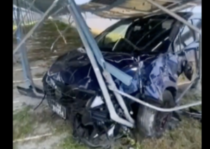 ބްރިޖް ހައިވޭގައި ހުރި ސޯލާ ޕެނަލްތަކަށް ކާރެއް މުޑިއަރާ ބޮޑު އެކްސިޑެންޓެއް