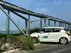 ހައިވޭގައި ބާރަށް ދުއްވާފައި ދިޔަ ޓެކްސީއެއް ސޯލާޕެނަލްތަކުގެ ދަގަޑުތަކަށް މުޑިއަރާ އެކްސިޑެންޓް ވެއްޖެ