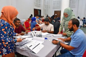 ކެންޑިޑޭޓުން ވޯޓާސް ލިސްޓުގައި ސޮއިކުރަން ފަށައިފި