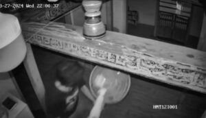 ތަގުވާ މިސްކިތުން ހަތް ފަންކާ ވަގަށް ނެގި މީހާ ފުލުހުންގެ ހައްޔަރަށް ގެންގޮސްފި