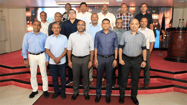 ހޯމް މިނިސްޓަރު ކުރީގެ ޕޮލިސް ކޮމިޝަނަރުންނާ ބައްދަލުކުރައްވައިފި