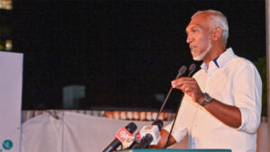 ބިލްތައް ބޭރުކުރަމުން ދަނީ އޮޅުވާލާ މަކަރު ހަދައިގެން، މިހާރު މަޖިލިހުގަ ތިބީ ފިނޑި، ޢައިރު ޒިންމާދާރު ބެއެއް: ރައީސް