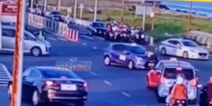 ހައިވޭގައި ޓްރެފިކް ބަލަހައްޓަން ހުރި ފުލުހެއްގެ ގައިގައި ކޮންޓްރޯލުން ނެއްޓިގެން އައި ކާރަކުން ޖެހިއްޖެ