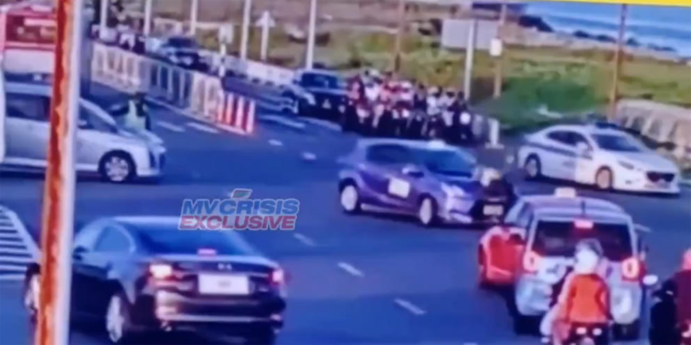 ހައިވޭގައި ޓްރެފިކް ބަލަހައްޓަން ހުރި ފުލުހެއްގެ ގައިގައި ކޮންޓްރޯލުން ނެއްޓިގެން އައި ކާރަކުން ޖެހިއްޖެ