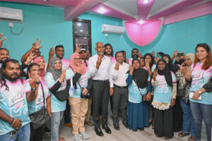 ރައީސް މުއިއްޒު މާފަންނު ހުޅަނގު ދާއިރާގައި ކެމްޕޭން ކުރައްވައިފި