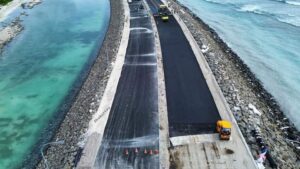 އައްޑޫ ހަންކެޑެ ބުރިޖުގައި ތާރަ އަޅަން ފަށައިފި