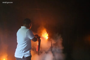 މޯލްޑިވިއަންގެ މުވައްޒަފުންނަށް "އިންފްލައިޓް ފަޔަރ ފައިޓިންގ ޓްރެއިނިންގ"އެއް ކުރިއަށް ގެންގޮސްފި