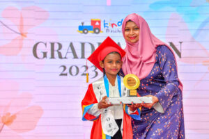 ރައީސުލްޖުމްހޫރިއްޔާގެ ނައިބުގެ އަނބިކަނބަލުން، ކިންޑަރ ޕްރީސްކޫލުގެ ދަސްވެނިވުމުގެ ރަސްމިއްޔާތު ޝަރަފުވެރިކޮށްދެއްވައިފި