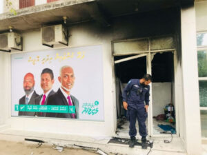 ކެމްޕޭން އޮފީހުގައި ރޯކޮށްލި މީހާ، ފުރަން އެއަރޕޯޓުގައި ހުއްޓާ ހައްޔަރު ކޮށްފި