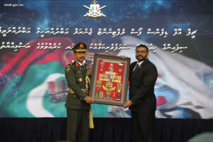 ލެފްޓިނެންޓް ޖެނެރަލް ޢަބްދުއްރަޙީމް ޢަބްދުއްލަޠީފް ސިފައިންގެ ޝަރަފުވެރިކަމާއެކު ޚިދުމަތުން ރިޓަޔަރ ކުރައްވައިފި