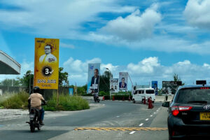 ހުޅުމާލޭގައި ހަރުކުރި ބެނާތަކާއި ކެންވަސްތައް ނެގުމަށް އަންގައިފި