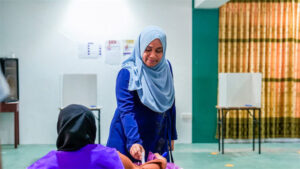 ފަސްޓް ލޭޑީ ވޯޓު ލައްވައިފި