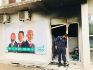 ކުޅުދުއްފުށި ދެކުނު ދާއިރާގެ ޕީއެންސީ ކެންޑިޑޭޓުގެ އޮފީހުގައި ހުޅު ޖަހައިފި