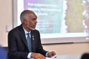 ކޯޗެއަރގެ ހައިސިއްޔަތުން ސިޑްސް4ގެ އިންޓެރެކްޓިވް ޑައިލޮގްގެ ރިޔާސަތު ބެލެހެއްޓުމުގައި ރައީސް ބައިވެރިވެވަޑައިގެންފި