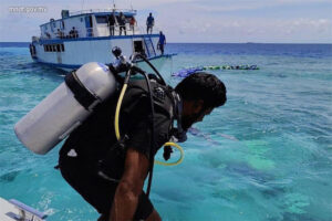 ފަރަށް އެރި "ރޯޝަނީ" ބޯޓު އެމްއެންޑީއެފް ޑައިވަރުންގެ އެހީއާއެކު ފުންކޮށްފި