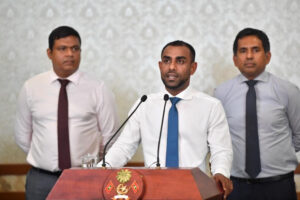 ކޯޗެއްގެ އެހީގައި ޕަބްލިކް ސްޕީކިންއާބެހޭ 6 މަސްދުވަހުގެ ކޯހެއް ފައިސަލް ފުރިހަމަ ކުރަނީ