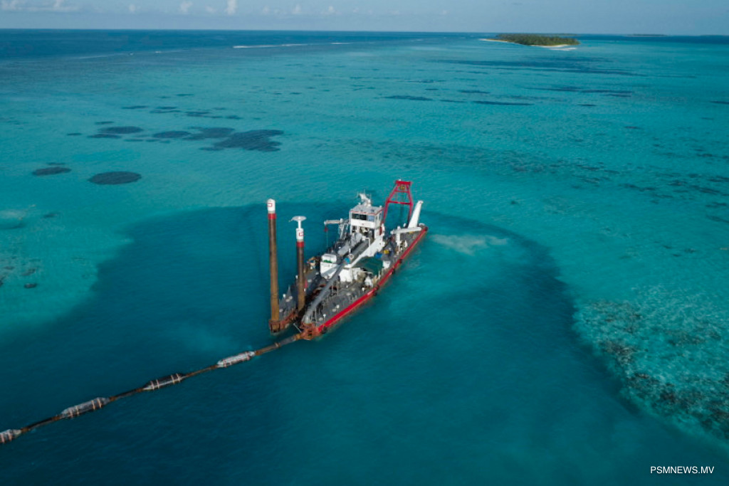 ޑްރެޖަރުގައި މަރުވި ބިދޭސީ މީހާ މަރުވީ ކެރޭނަކުން އުފުލި އެއްޗިހިތަކެއް ދަށުވެ