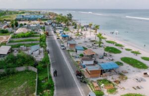 ހުޅުމާލޭ ދޭއްގެ ބީޗް ސަރަހައްދު ތަރައްގީ ކުރުމަށް، އެ ސަރަހައްދުގައި ހަޓްތައް ނަގަނީ