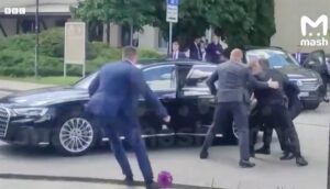 ސްލޮވާކިއާގެ ބޮޑުވަޒީރު އަވަހާރަވުމަށް ދިން ހަމަލާގައި ޒަޚަމްވެ، މަރާއި ހަނގުރާމަ ކުރަނީ