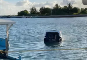 ދޯންޏަކަށް އަރުވަމުންދިޔަ ކާރެއް ފަޅުތަރެއަށް ވެއްޓިއްޖެ