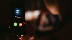 ފުލުހުންގެ ލޯގޯ ބޭނުންކޮށްގެން ރާއްޖެއިން ބޭރުގެ ނަންބަރުތަކުން ވަޓްސްއެޕް މެދުވެރިކޮށް ގުޅަމުންދާތީ ސަމާލުކަމަށް ގެނެސްފި