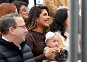 ޝޫޓީން އަށް ދާއިރު ދަރިފުޅު ބަލަނީ މަންމަ: ޕްރިޔަންކާ