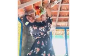 މިސްކިތެއްގައި ޓިކްޓޮކް ކުޅުނު އަންހެން މީހާ ގުރޫޕުން ސަސްޕެންޑުކޮށްފި