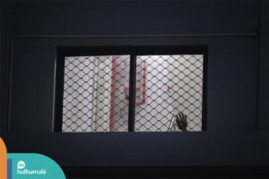 ހިޔާ ޓަވަރެއްގެ ފުރަތަމަ ފަންގުފިލާގެ ހުރިހާ ކުޑަދޮރުތަކުގައި ގްރިލް ހަރުކޮށް ބޭރަށް ނުފޭބޭގޮތް ހަދައިފި