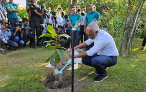 ގަސް އިންދުން އިތުރުކުރުމަކީ، ތިމާވެށްޓަށް ކުރާ ނޭދެވޭ އަސަރުތަކުން ސަލާމަތްވުމަށް ޚަރަދުކުޑަ ޔަޤީންކަން ބޮޑު ޙައްލު: ރައީސް