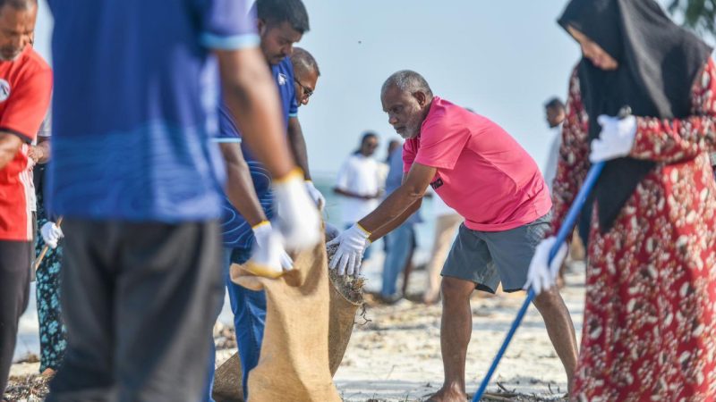 ކަނޑުތަކުގެ ދުވަހާ ގުޅިގެން ބޭއްވި ސާފުކުރުމުގައި އަބްދުއްރަހީމް ބައިވެރިވެވަޑައިގެންފި