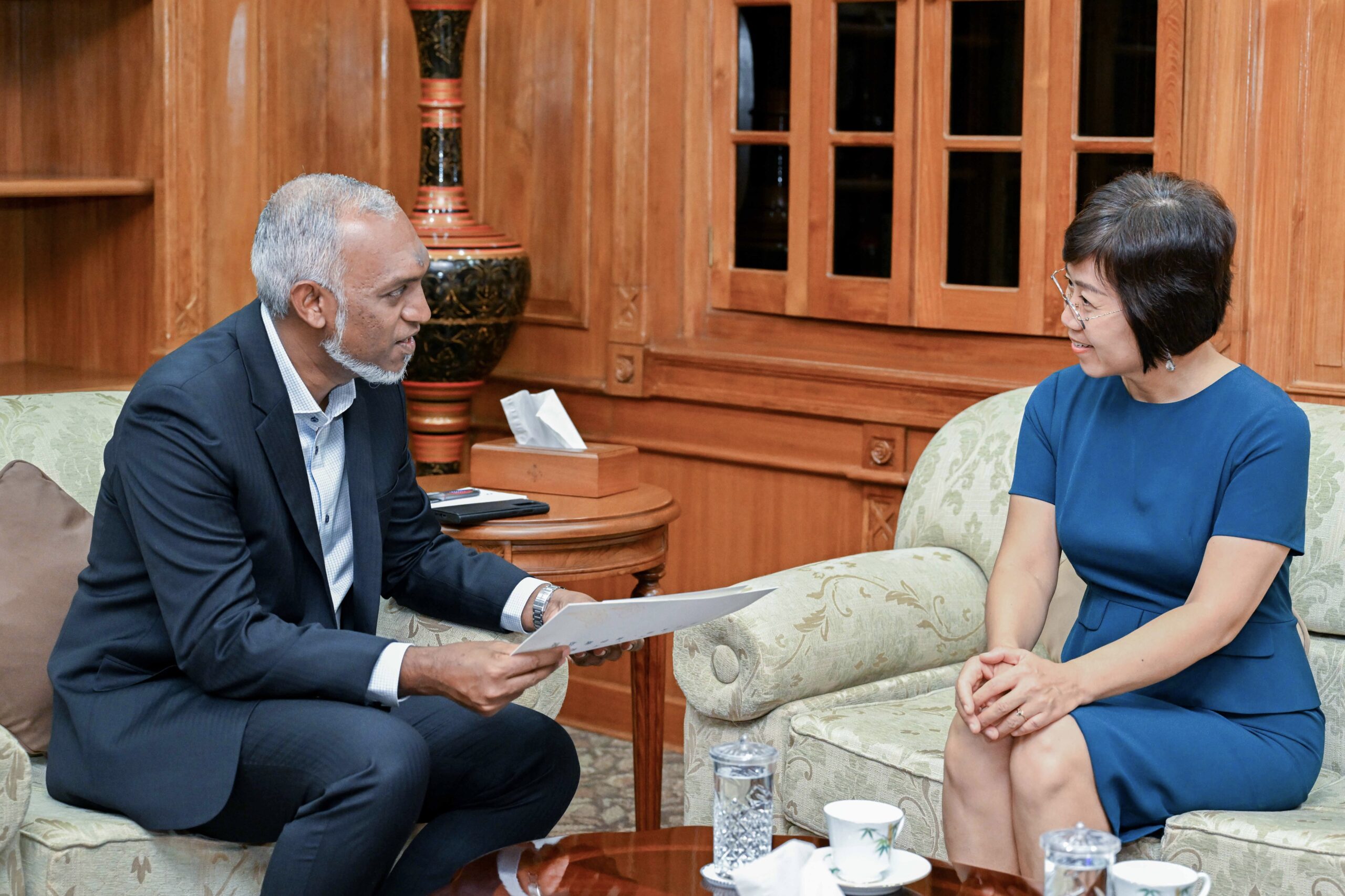 ޗައިނާއިން ދިވެހިރާއްޖެއަށް ކަނޑައަޅުއްވާފައި ހުންނަވާ ސަފީރު ރައީސްގެ އަރިހަށް އިޙްތިރާމުގެ ޒިޔާރަތެއް ކުރައްވައިފި