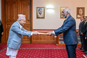 6 ސަފީރަކު ސަފީރުކަމުގެ ފަތްކޮޅަށް ރައީސަށް އަރުވައިފި