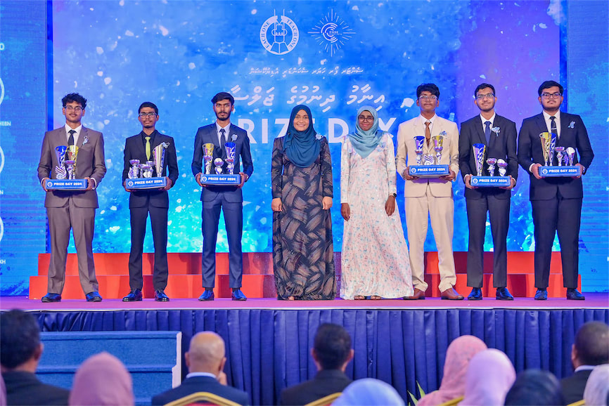 ސީއެޗްއެސްއީ އިނާމު ދިނުމުގެ ހަފުލާގައި މެޑަމް ސާޖިދާ ބައިވެރިވެވަޑައިގެންފި