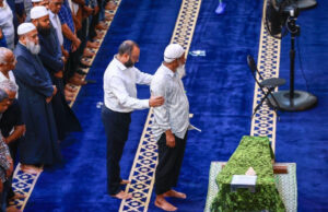 ރައީސް ސޯލިހުގެ މަންމާފުޅުގެ ކަށުނަމާދު އިމާމުވެ ކުރެއްވީ އެކަމަނާގެ ލޯފަން ދަރިކަލުން