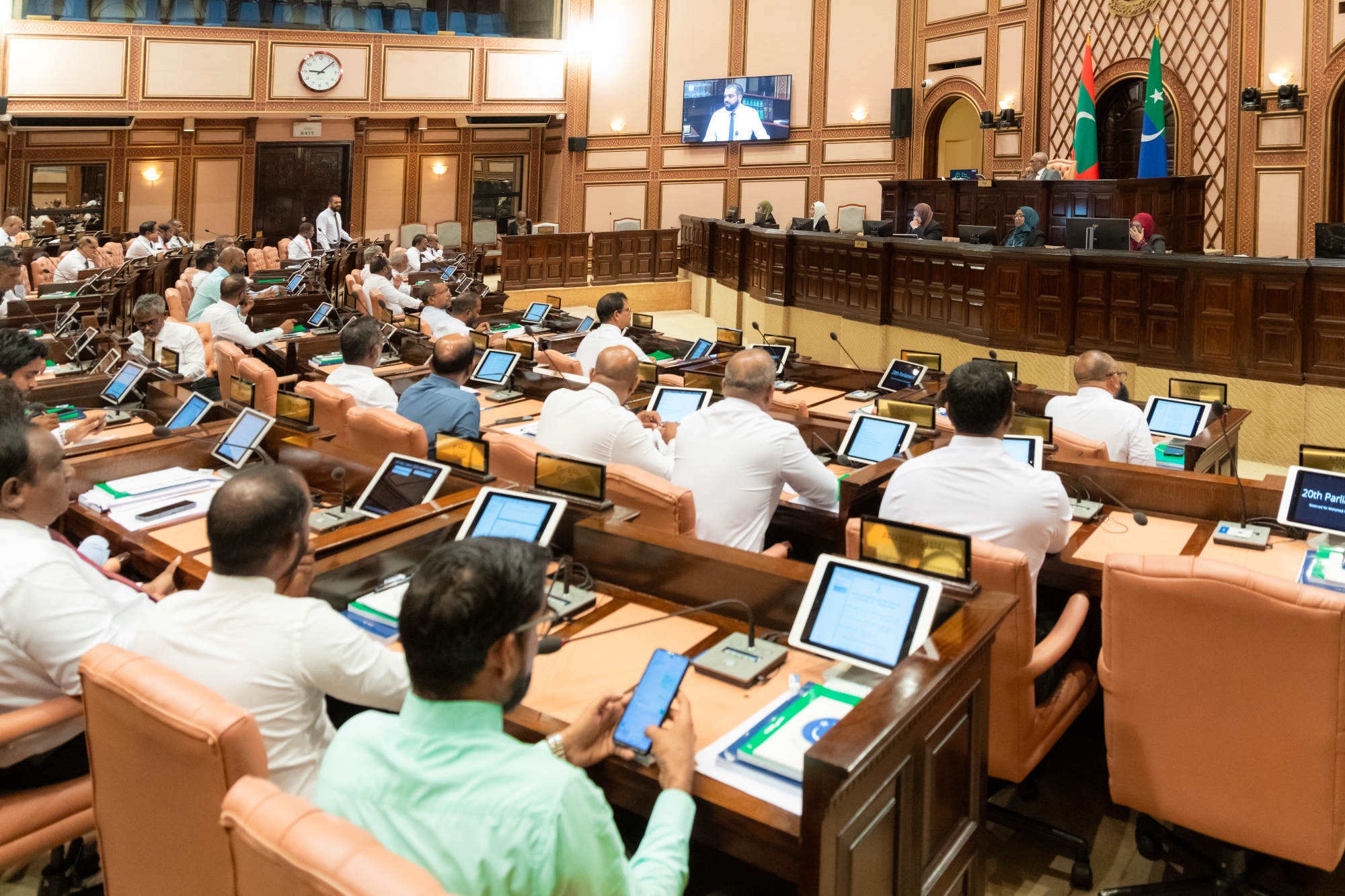 ނަމާދު ގަޑީގައި މަޖިލިހުގެ ތަޅުމުގައި ބަންގީގެ އަޑު އިއްވަން ފަށައިފި