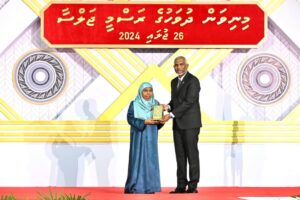 ދިވެހި ދައުލަތަށް ދިގު މުއްދަތަކަށް ޚިދުމަތް ކުރެއްވި 138 ބޭފުޅަކަށް ޝަރަފުގެ ބެޖާއި އައްޑަނަ ދެއްވައިފި