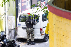 ގަލޮޅު ކަންމަތީގައި އޮތް ވޭނެއްގައި އެއްޗެއް ގޮވައިގެން، ހަތިޔާރާއެކު ސިފައިން ހަރަކާތްތެރިވާން ފަށައިފި