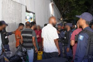 2 މާރުކޭޓުގައި ގަވާއިދާ ޚިލާފަށް ވިޔަފާރިކުރަމުން ދިޔަ 6 ބިދޭސީއަކު ހައްޔަރަށް