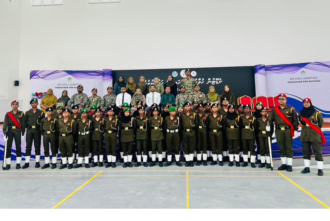 މުޙައްމަދު ޖަމާލުއްދީން ސްކޫލާއި ޏ.އަތޮޅު ތަޢުލީމީ މަރުކަޒުގެ ކެޑޭޓުންނަށް ހުވާ ލައިދިނުމާއި ހަތިޔާރު ހަވާލުކުރުމުހެ ރަސްމިއްޔާތު ބާއްވައިފި
