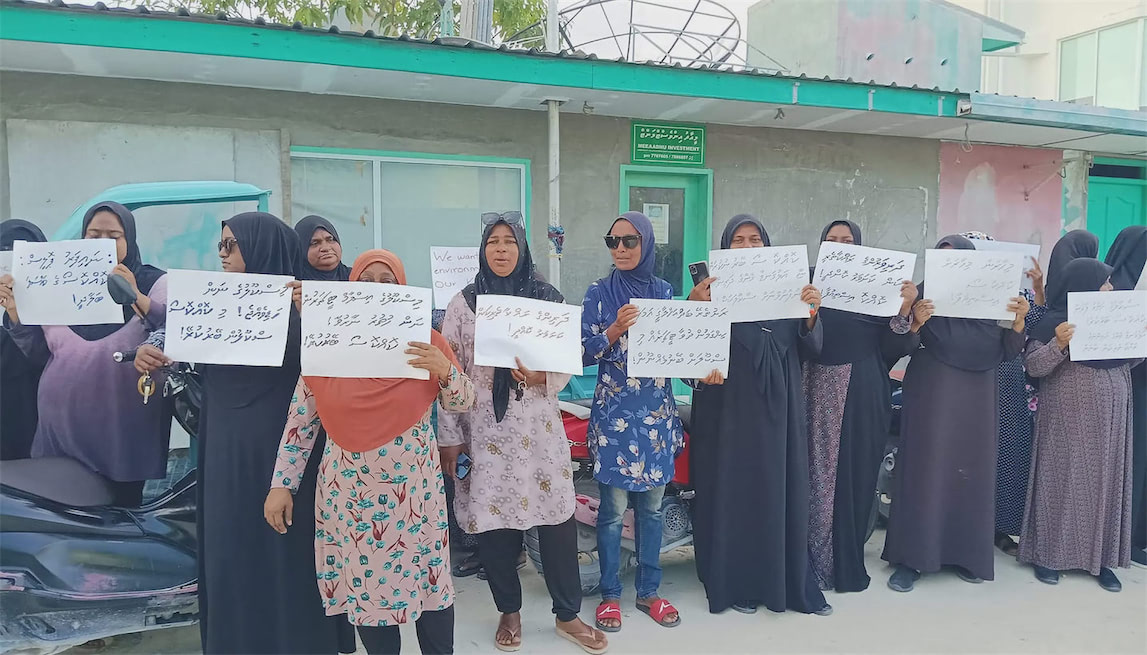 އިސްލާމް ޓީޗަރަކަށް ކުރެވޭ ތުހުމަތުތަކަކާއި ގުޅިގެން ނައިފަރު މަދުރަސަތުލް އިފްތިތާހުގެ ބެލެނެވެރިން މުޒާހިރާ ކުރަނީ