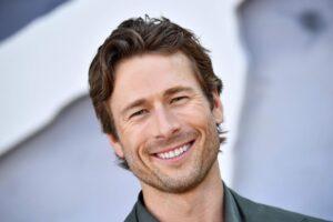 ފިލްމީ މަސައްކަތްތައް ކުރަމުން ގްލެން ޕަވަލް ޑިގްރީއަށް ކިޔަވަން ފަށައިފި