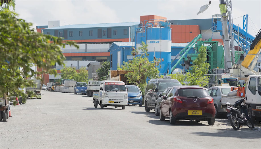 ހުޅުމާލޭ އިންޑަސްޓްރިއަލް ޒޯން ސާފުކުރުމަށް އެ ސަރަހައްދުގެ ހުރިހާ މަގެއްގައި ޕާކްކޮށްފައިވާ ވެހިކަލްތައް ނަގަން އަންގައިފި