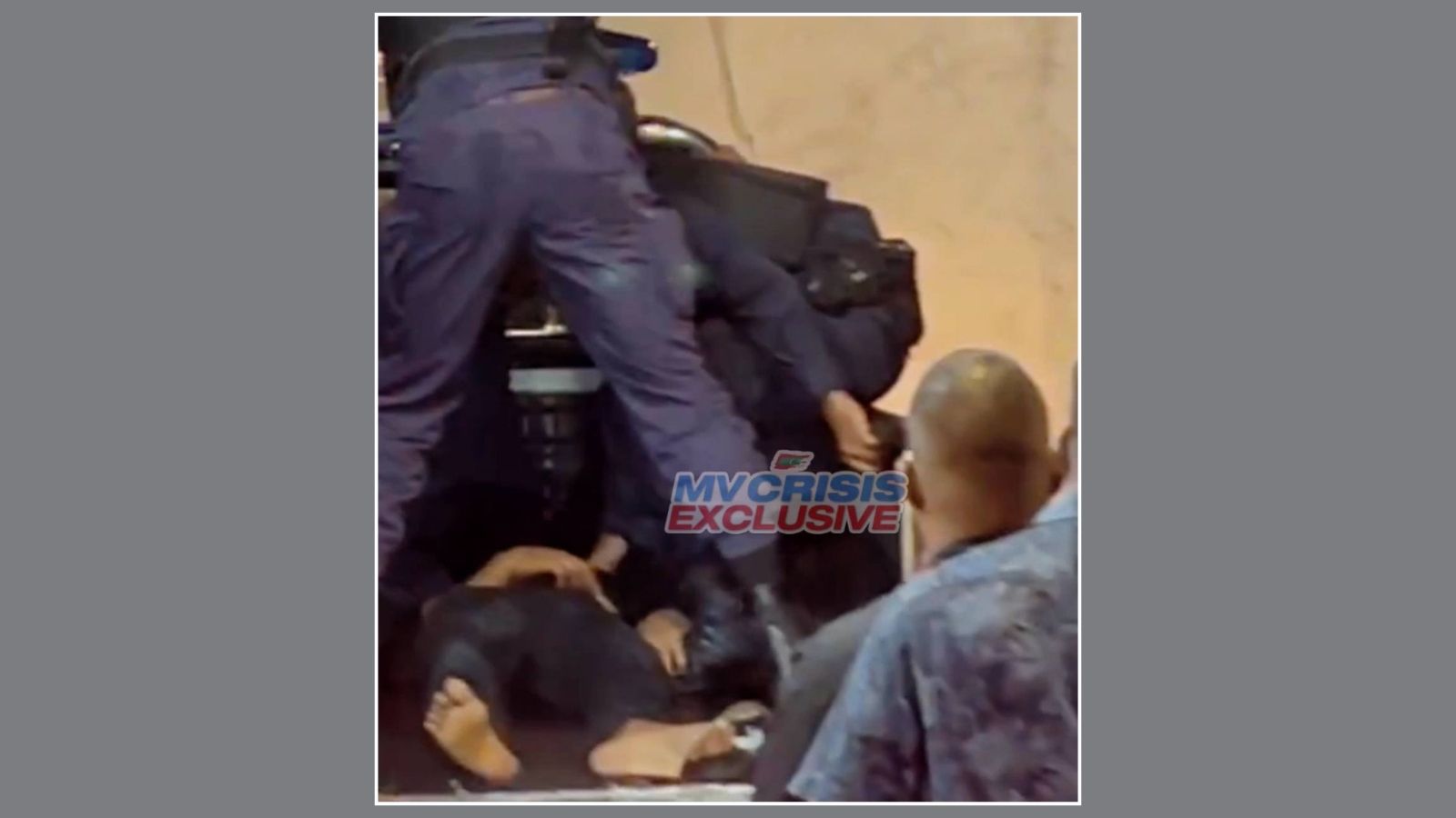 އަންހެނެއްގެ ކަރުގައި ވަޅި ޖައްސާ ބިރުދެއްކި މީހާ ހައްޔަރު ކޮށްފި