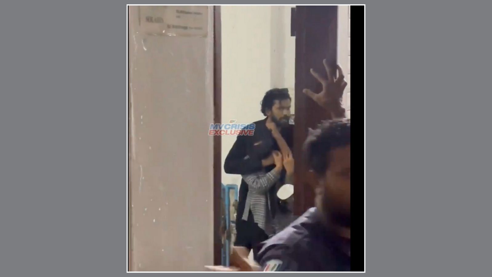 އަންހެނެއްގެ ކަރުގައި ވަޅި ޖައްސައި ބިރުދައްކާ މީހަކު ހައްޔަރު ކުރުމަށް ފުލުހުން ހަރަކާތްތެރި ވަނީ