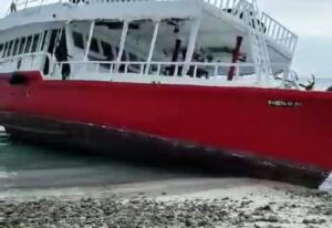 ފަތުރުވެރިންނާއެކު ދަތުރުކުރި ސަފާރީ ދޯންޏެއް ތިމަރަފުށި އެއާޕޯޓް ބީޗަށް ލައްވެއްޖެ