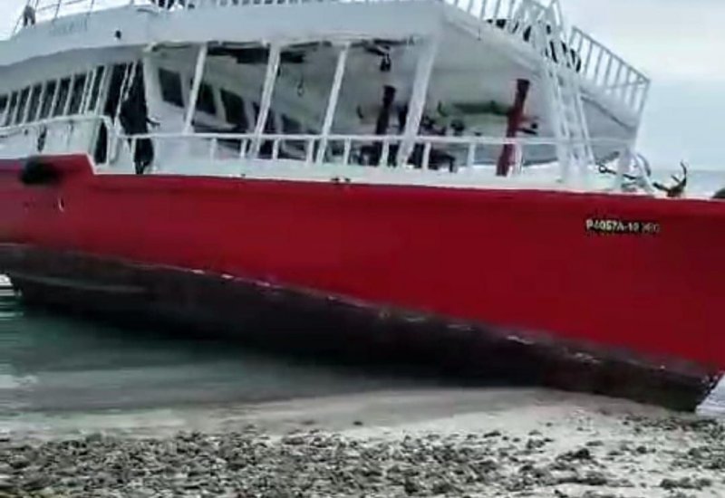 ފަތުރުވެރިންނާއެކު ދަތުރުކުރި ސަފާރީ ދޯންޏެއް ތިމަރަފުށި އެއާޕޯޓް ބީޗަށް ލައްވެއްޖެ