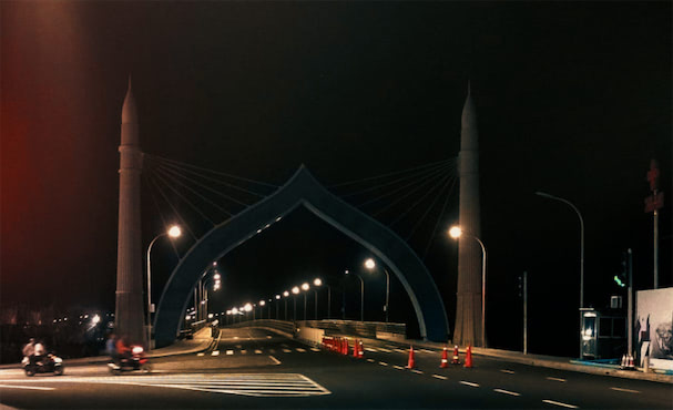 ބުރިޖު ލައިޓް ކައިރީ އެކްސިޑެންޓެއްވެ، 3 މީހަކަށް ފަރުވާ ދެނީ